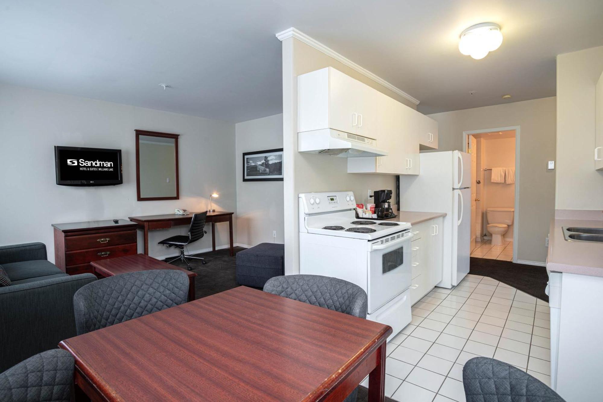 Sandman Hotel & Suites Williams Lake Bagian luar foto