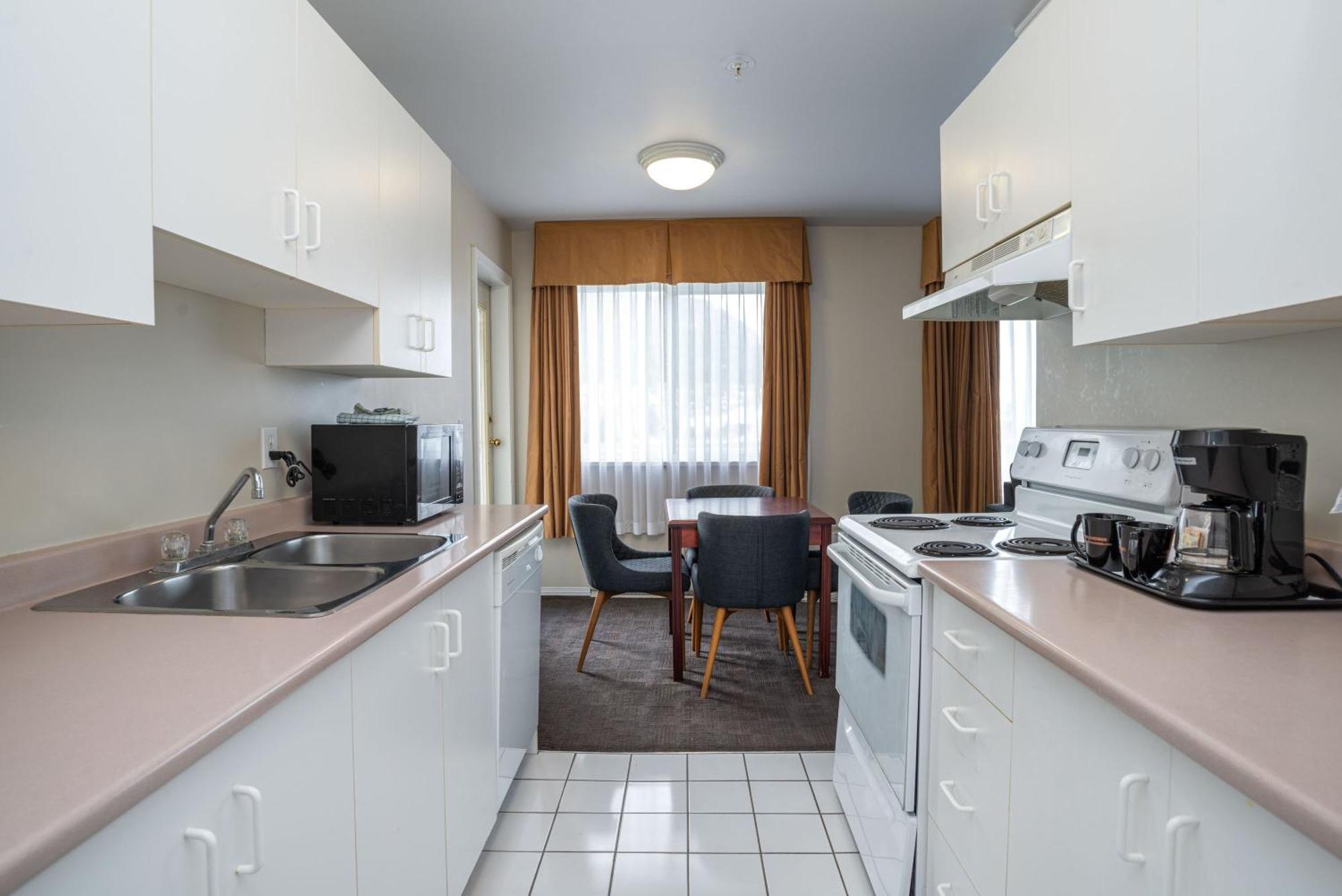 Sandman Hotel & Suites Williams Lake Bagian luar foto